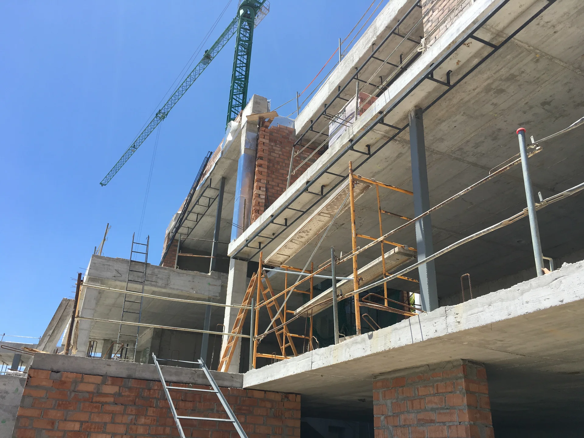 Fotografía de una estructura en construcción con andamios y cerramientos